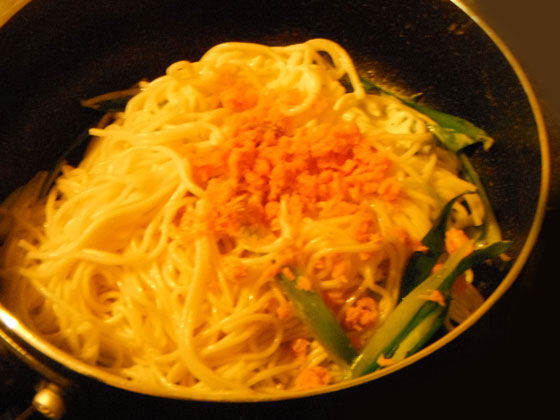 f:id:snowtree:20180623143615j:plain そうめんに鮭フレークをかけて炒めているフライパン