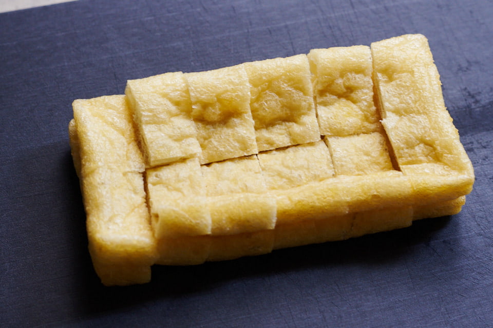 きのこご飯に入れる油揚げの切り方。