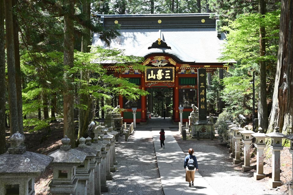 三峯神社の隋身門。