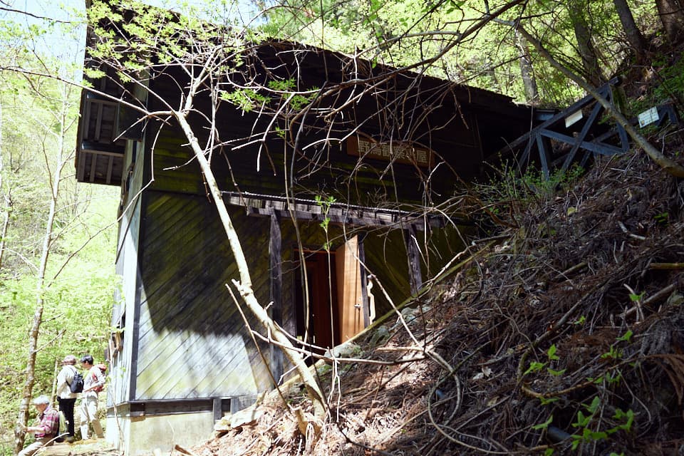 三頭沢と野鳥の森コースにある野鳥観察小屋。
