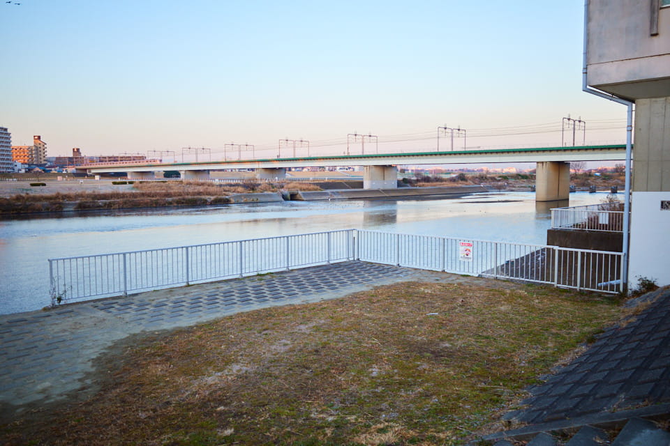 多摩川にかかる東急東横線多摩川橋梁の写真。