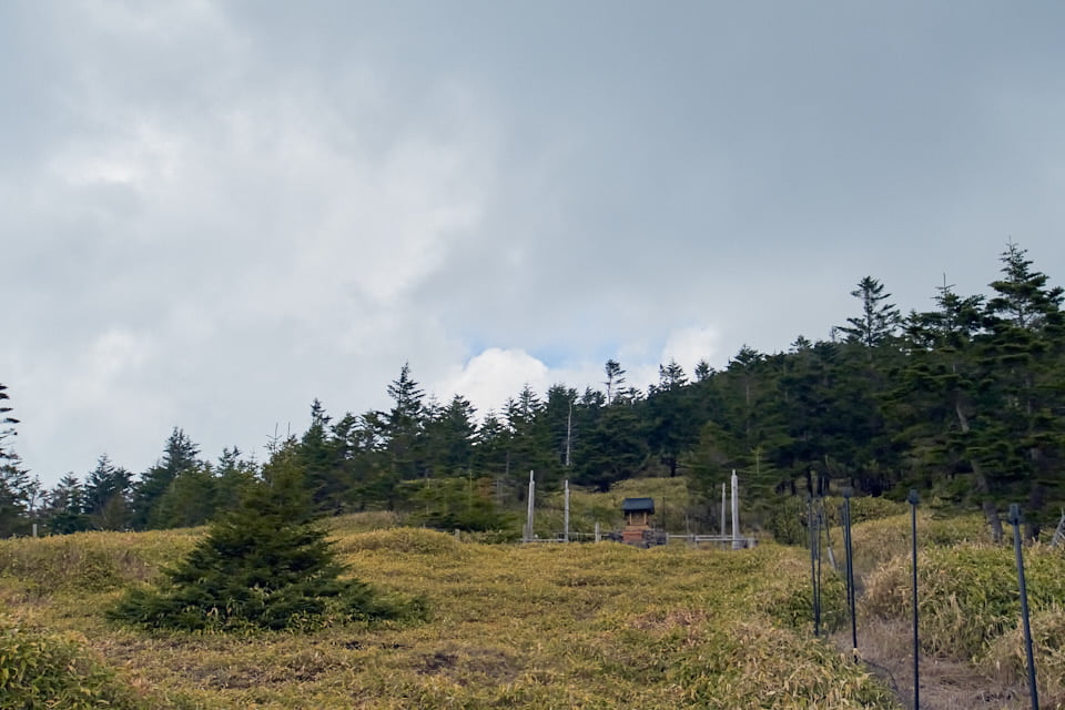 坪庭にある横岳神社。