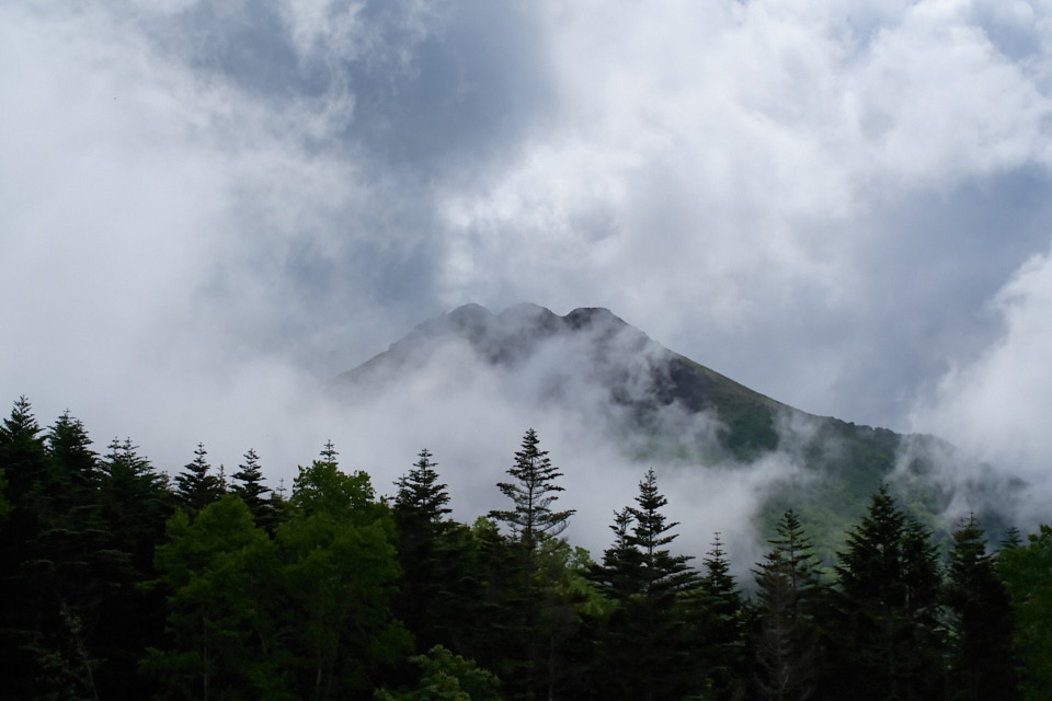 雲に覆われる日光白根山