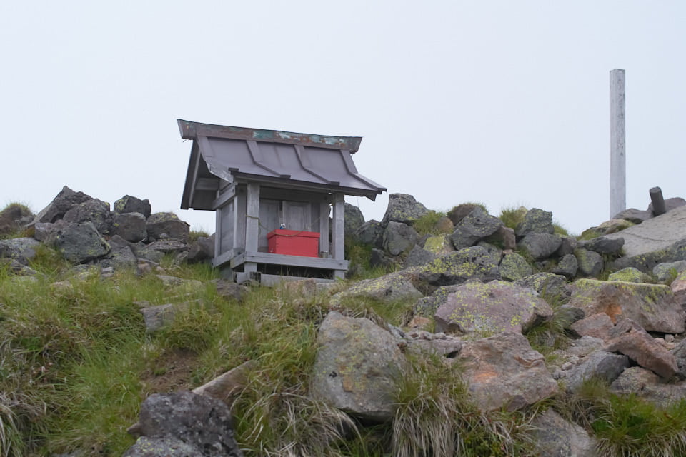 白根山山頂の奥白根神社。