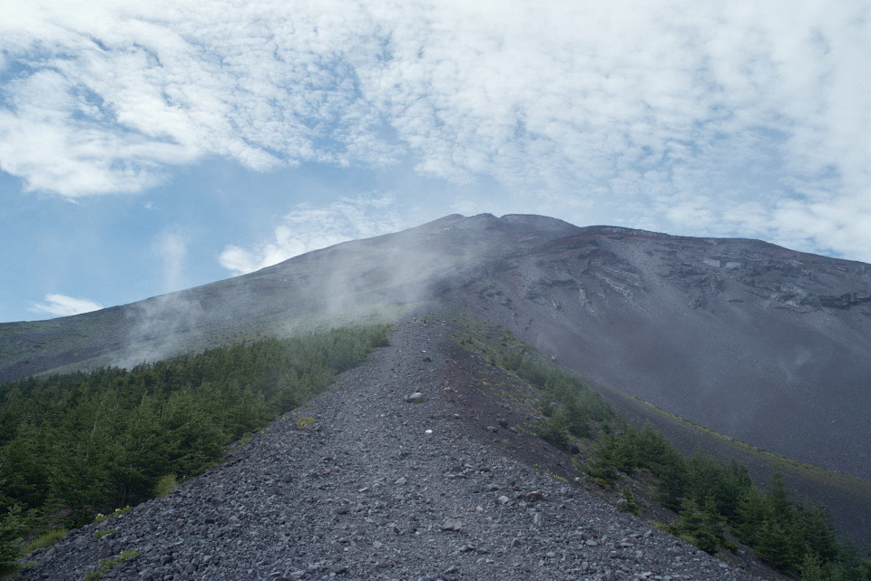 宝永第二火口縁から富士山をみる。