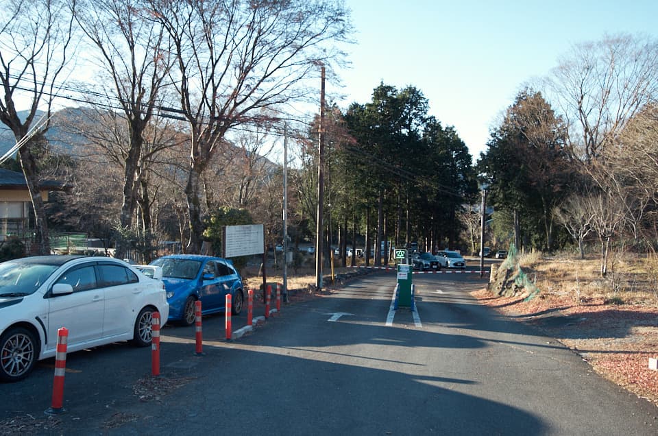金時山登山口駐車場。