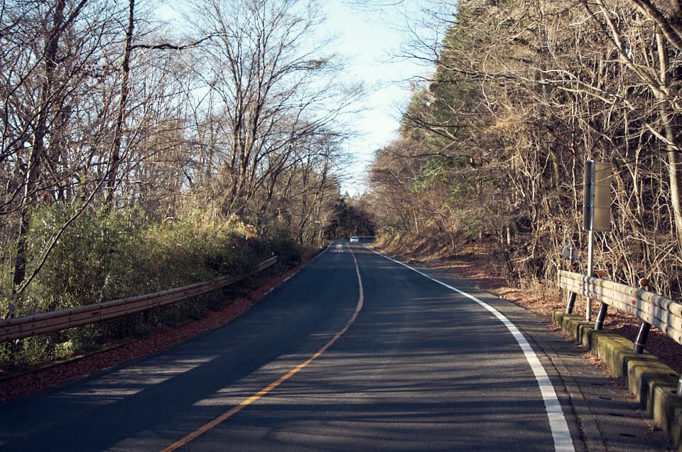 登山口までは車道歩き。