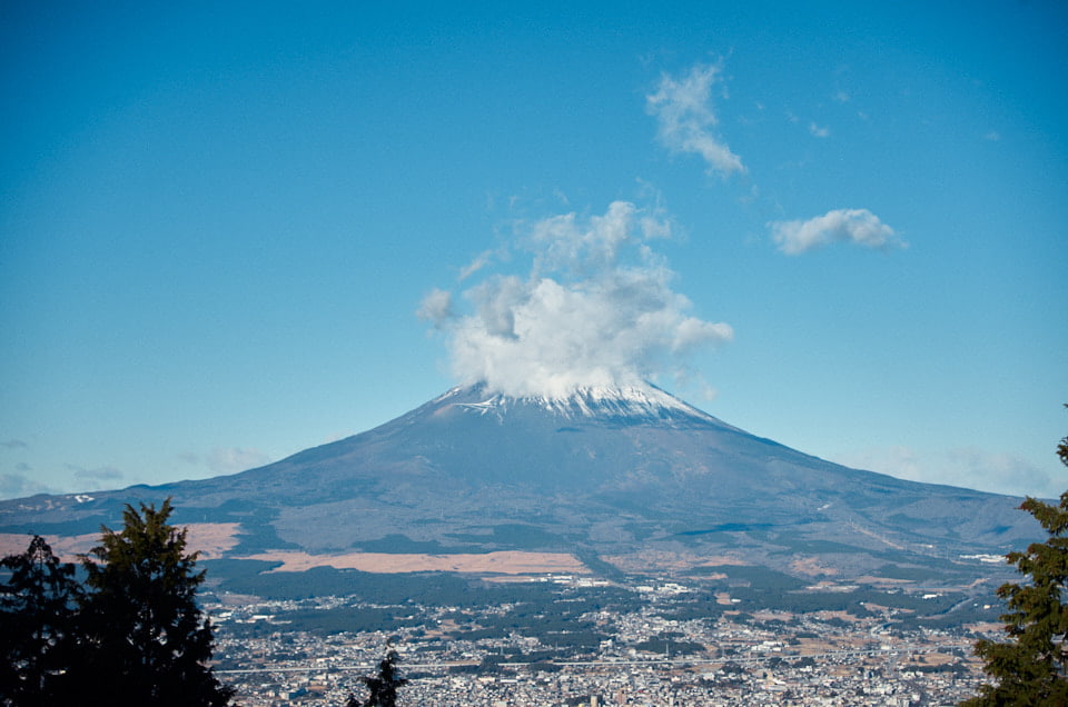 山頂に雲のかかった富士山。