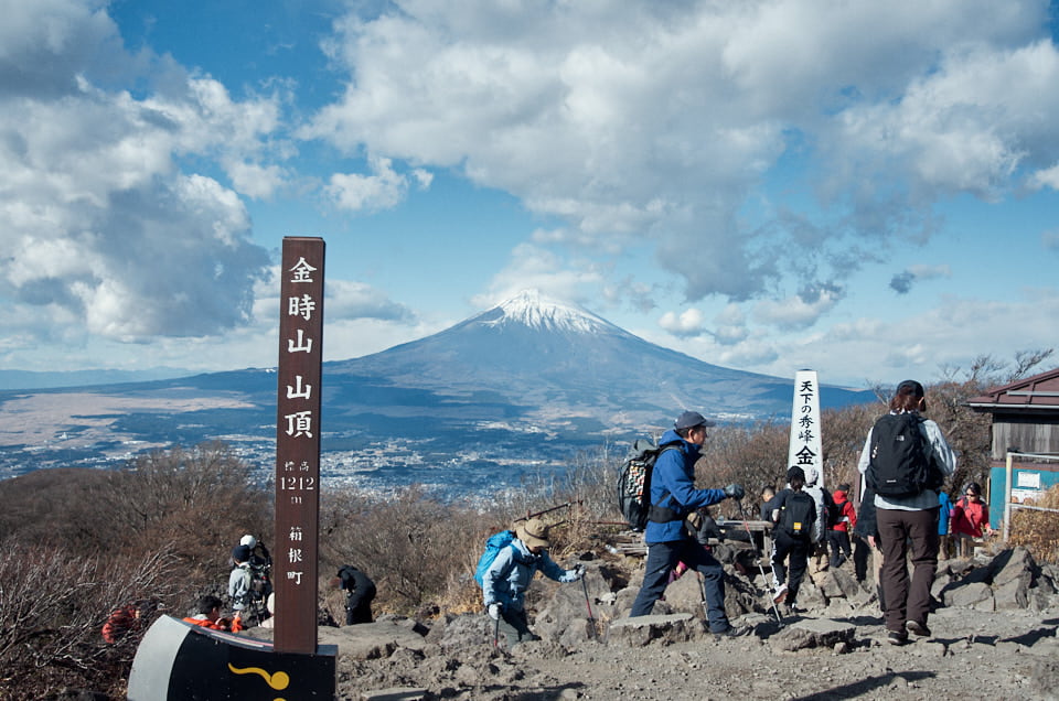 金時山の山頂から見た富士山。