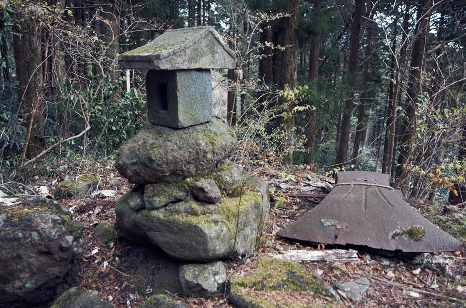 金時神社奥の院の祠と納められている鉞。