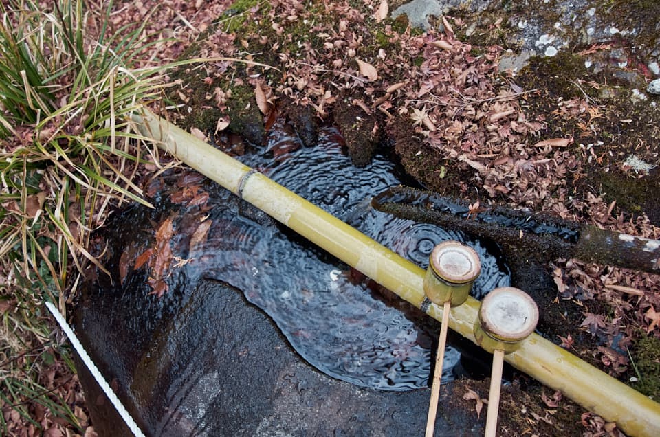 手の形の手水舎。