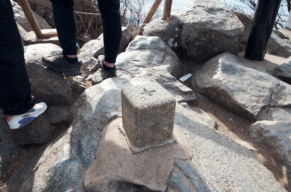 筑波山(女体山)にある一等三角点、点名:筑波山。