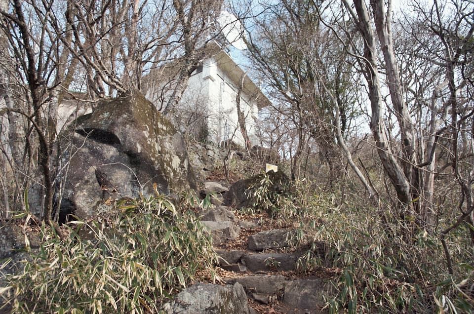 白い建物が見えてくれば、すぐに山頂です。