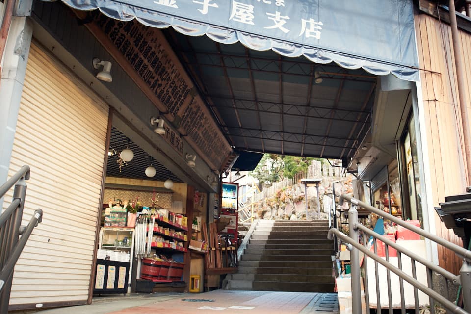 大山のコマ参道の朝。