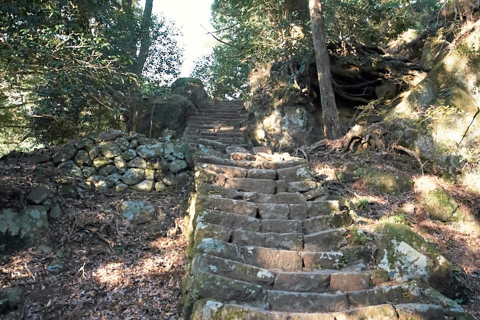 大山、男坂のいきなり始まる急坂。