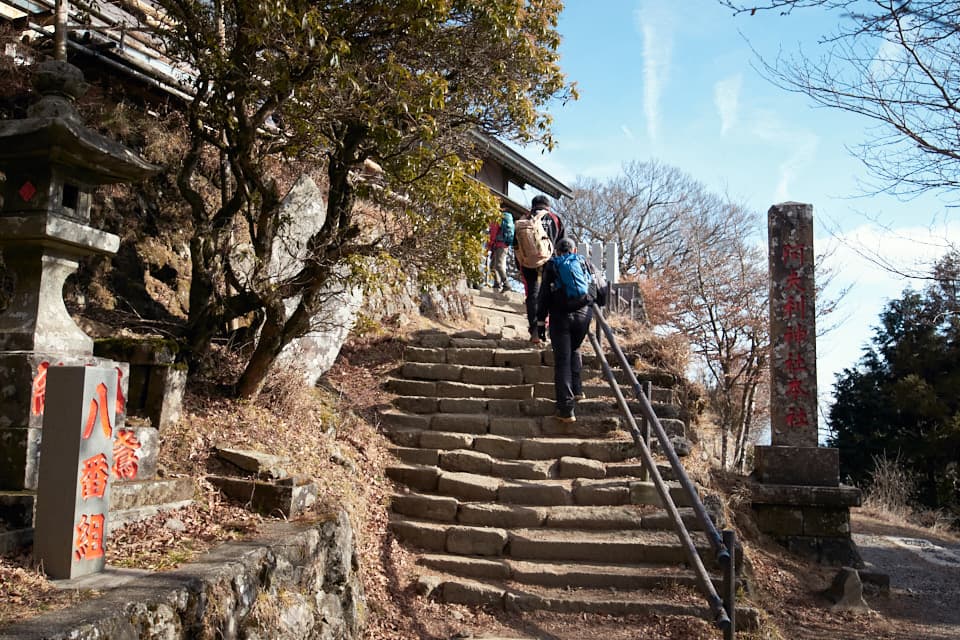 阿夫利神社本社と彫られた石柱。
