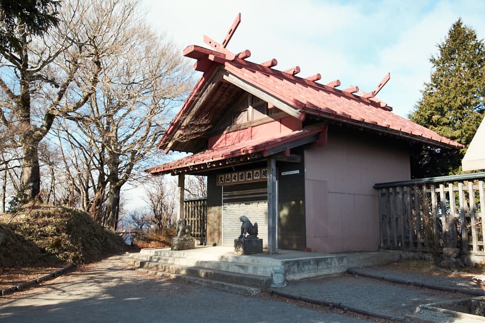 シャッターが閉まったままの大山山頂の奥の院。
