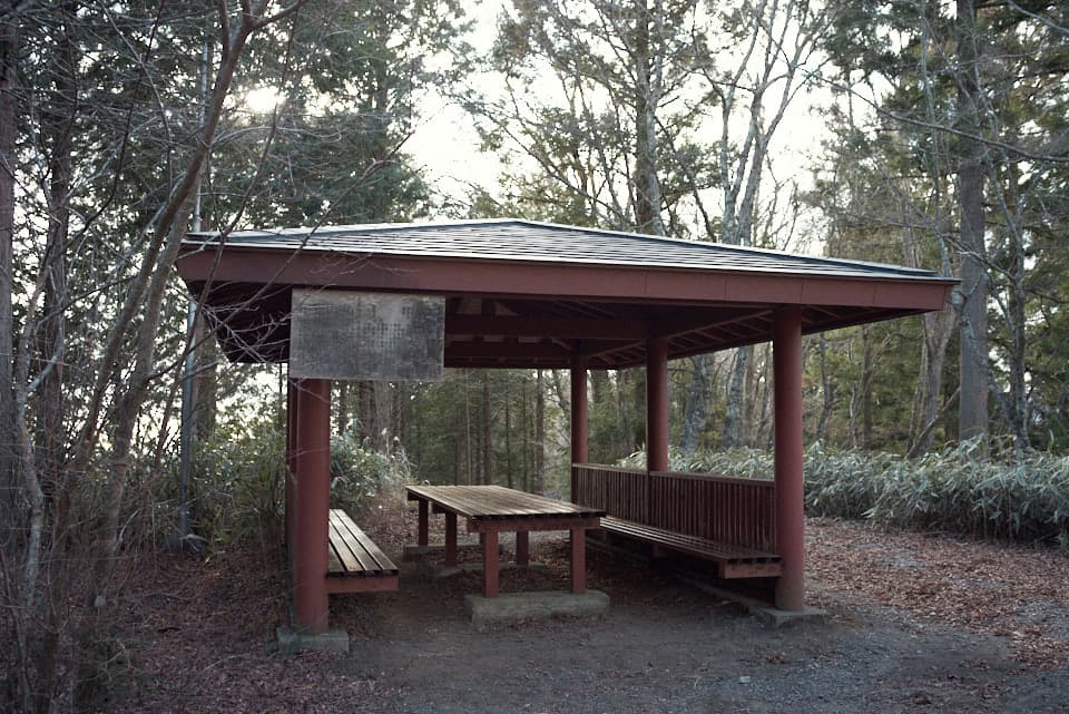 登り切った先にある東屋・避難小屋。