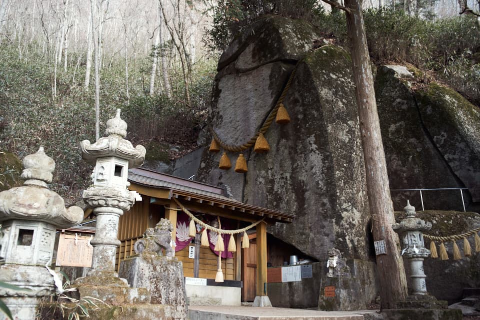石割神社の全景。