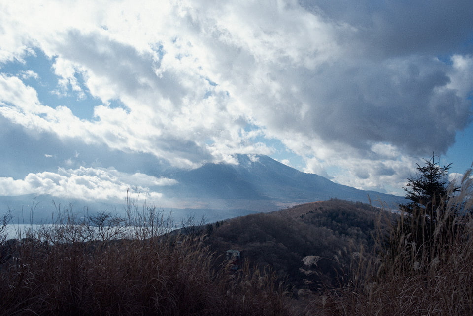 雲で見えなくなる富士山。