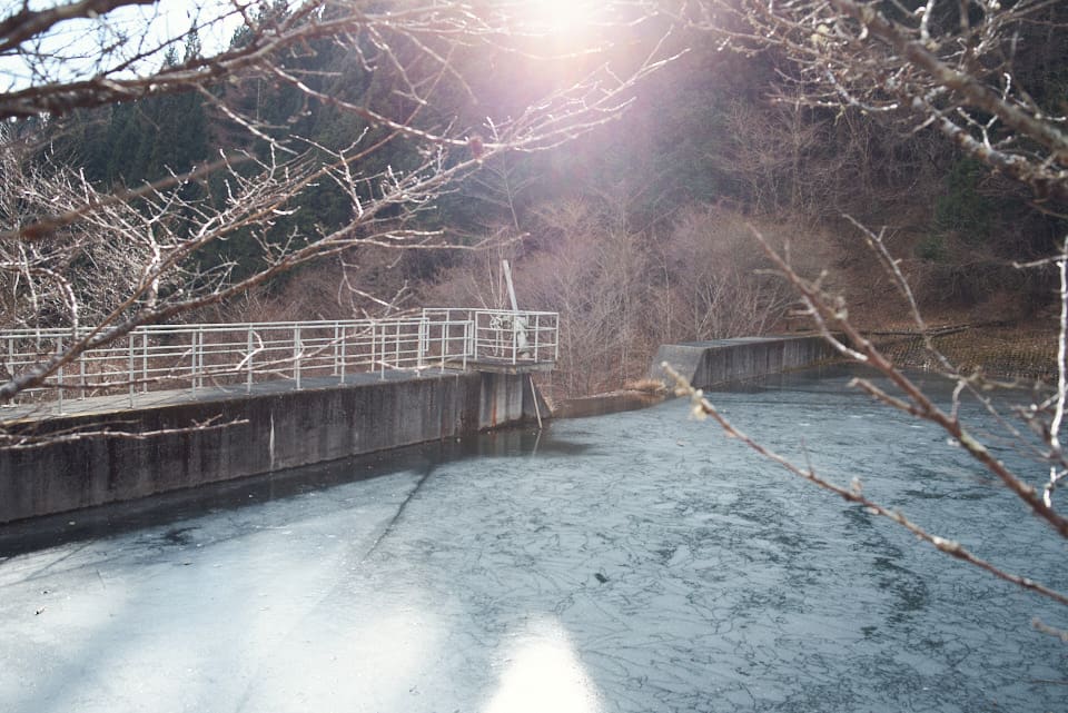 下山途中にある貯水池には氷がはっていました。