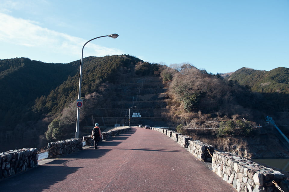 有間ダムの上を歩く。