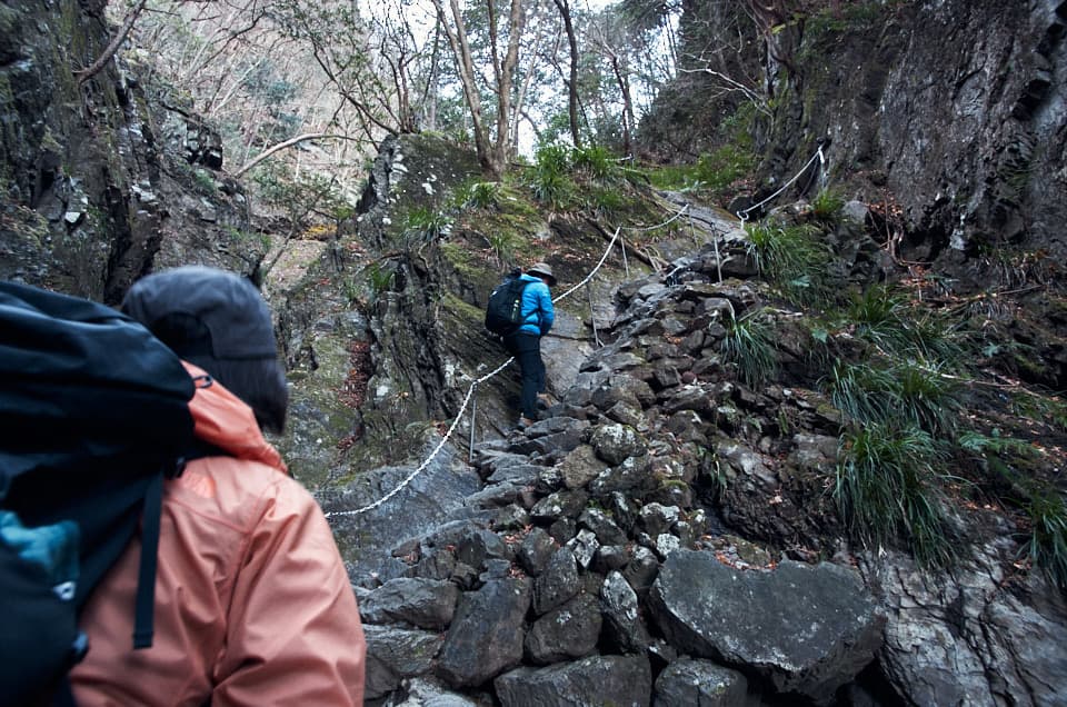 先行する登山者の様子を見る。