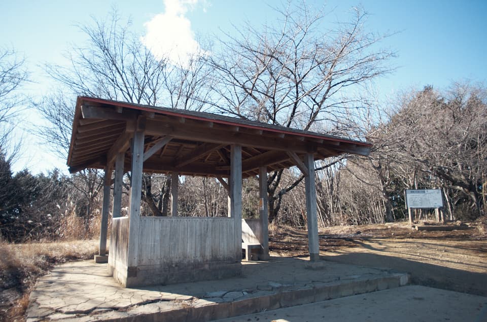 広々とした山頂にある休憩所。