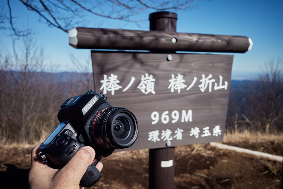 PENTAX K-5とHD PENTAX-DA 15mmF4ED AL Limitedを棒ノ嶺山頂にて。