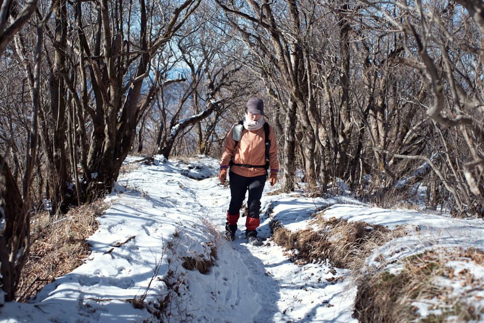 雪の登山道を歩く。