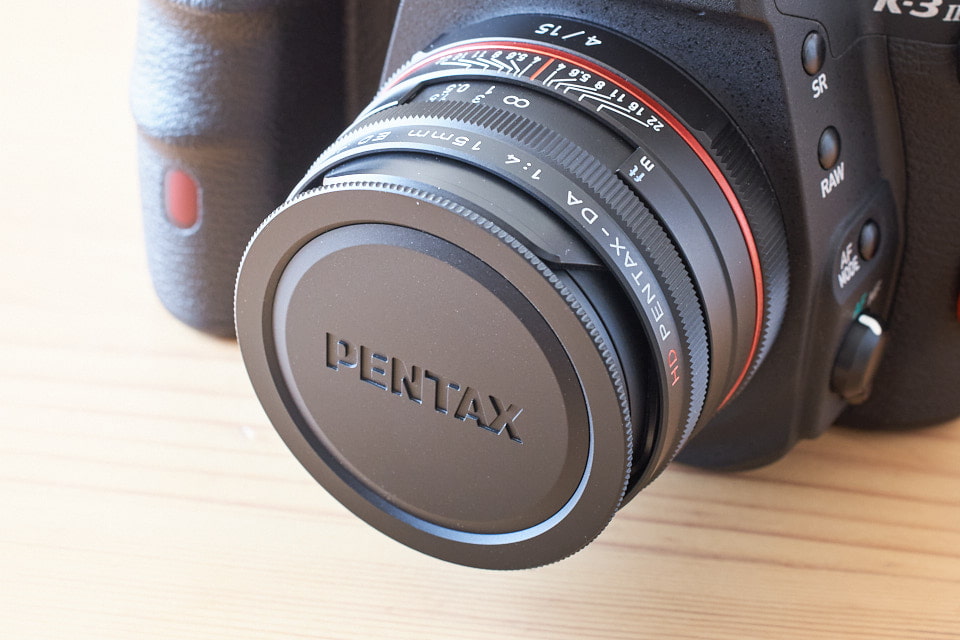 DA15mm付属レンズキャップを装着。