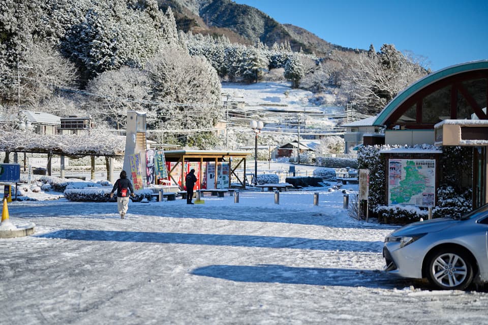雪が残る道の駅どうし