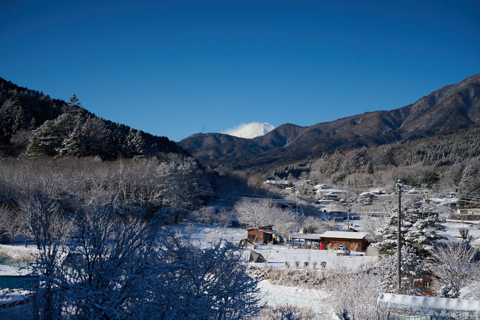 街中から見えた冠雪の富士山