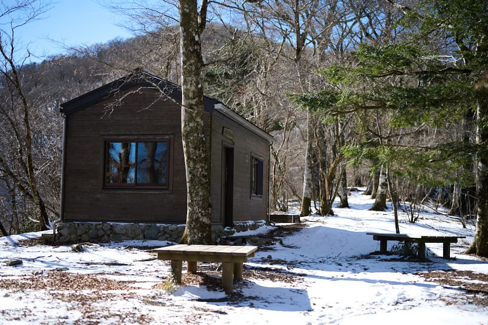 菰釣山避難小屋