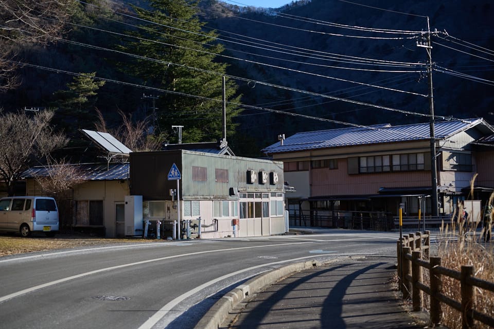 登山道入口の目印、かどや