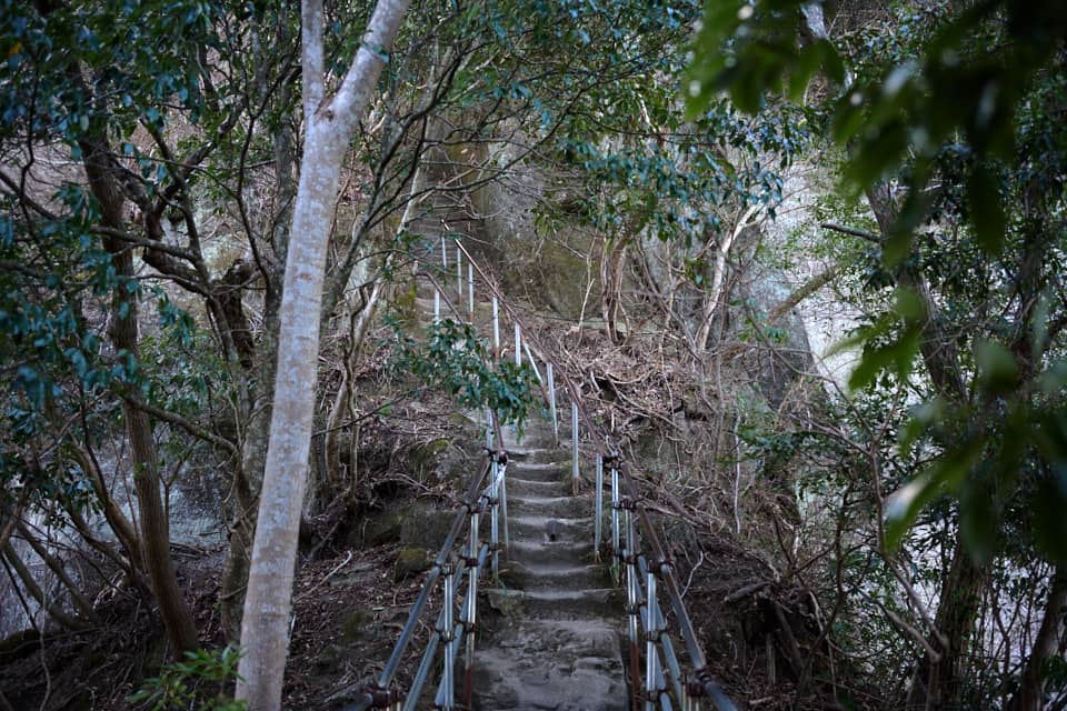 鋸山の急な階段