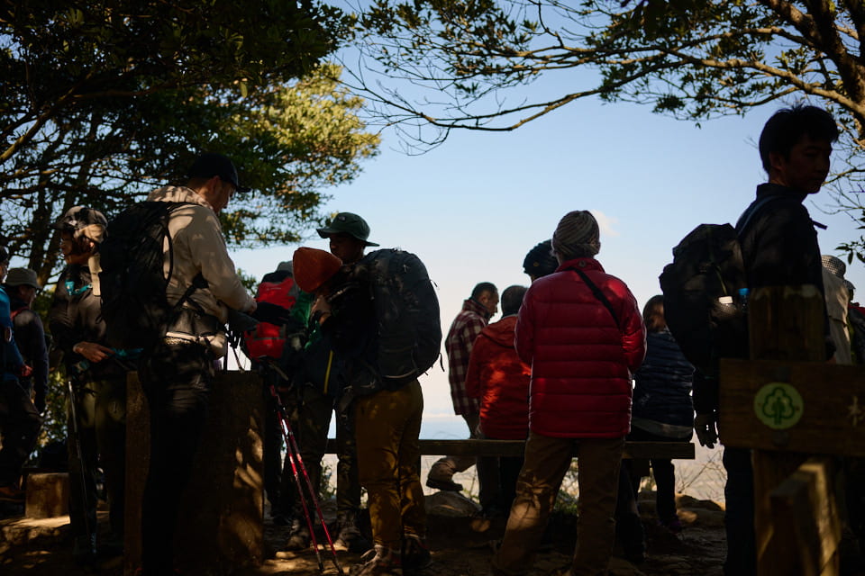 鋸山の山頂は狭い。