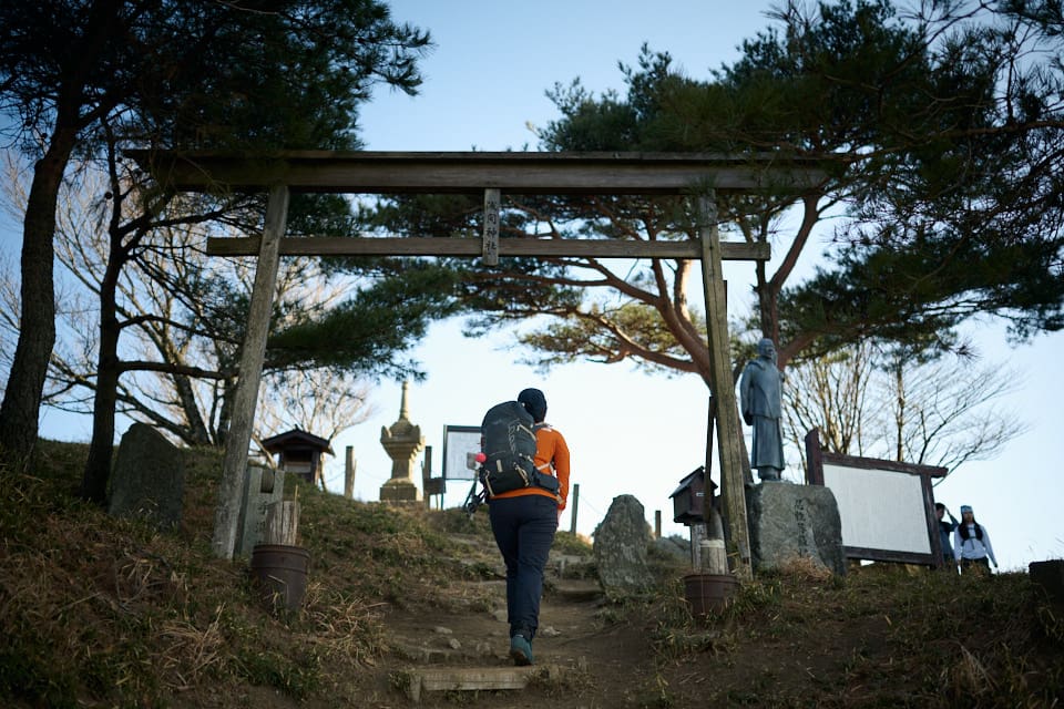 宝篋山の山頂手前の鳥居