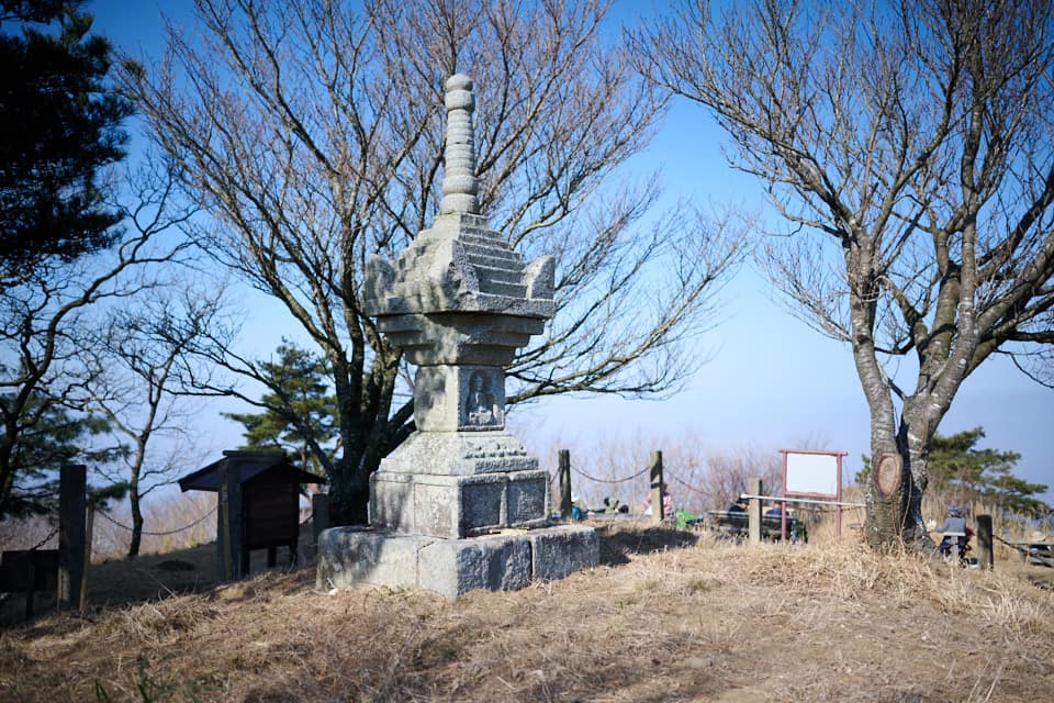 山頂にある宝篋印塔