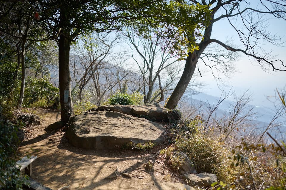 展望台のような岩