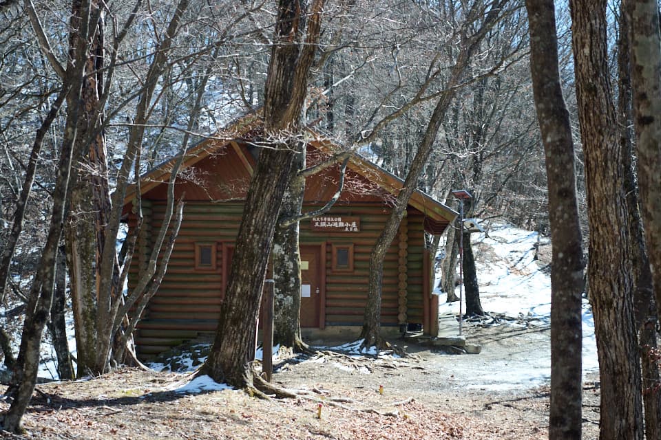 三頭山避難小屋