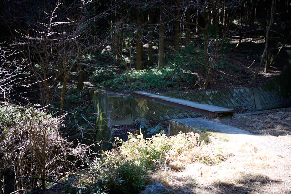 持山寺跡コースへは橋をわたる