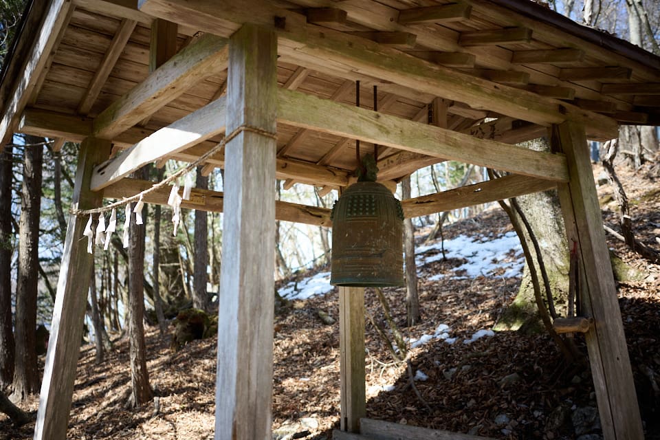 神社と展望所の間にある鐘