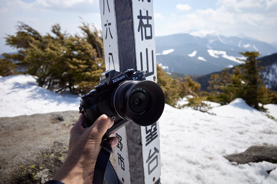 登山中の機材、Nikon ZfcとNIKKOR Z 28mm f/2.8(SE)