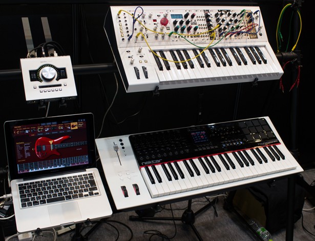 ▲UNIVERSAL AUDIO Apollo Twin（上段左）、WALDORF KB37（上段右）、NEKTAR PANORAMA P4（下段右）。MacBook ProにはIK MULTIMEDIAのモデリング・ベース音源Modo Bassが立ち上がっていた