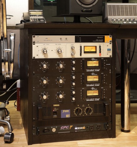 デスク左袖のラック。Coneq APEQ2 Pro DIOの下にUREI 1176LN、UNIVERSAL AUDIO 1176LN×3、YAMAHA P800、VOLTAMPERE GPC-T
