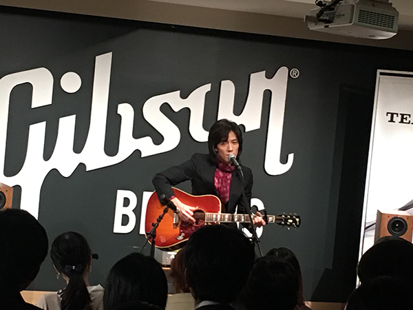 GIBSON Hummingbirdで弾き語りを披露する半田