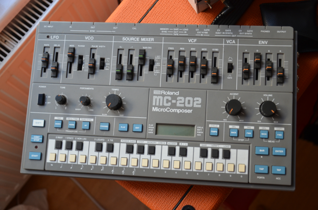 ▲ベース・サウンドのかなめになっているというROLAND MC-202