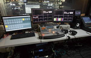 ▲映像スイッチャーのBLACK MAGIC DESIGN ATEM 1 M/E Production Switcher。配信用の2ミックスはS-2416からアナログでスイッチャーのI/O部に入力された後、SDIで配信用のコンピューターに送られている