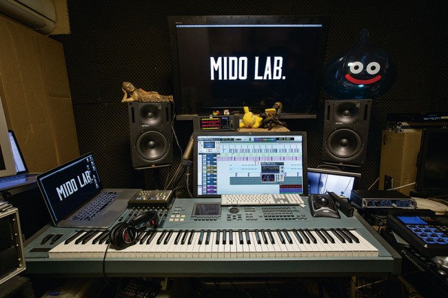 筆者のスタジオ、MIDO LAB.では、YAMAHA Motif XS8をマスター・キーボード兼シンセとして使用している。正面に映るのはPro Toolsで、筆者はHDX環境で使用している(Photo:Hiroki Obara)